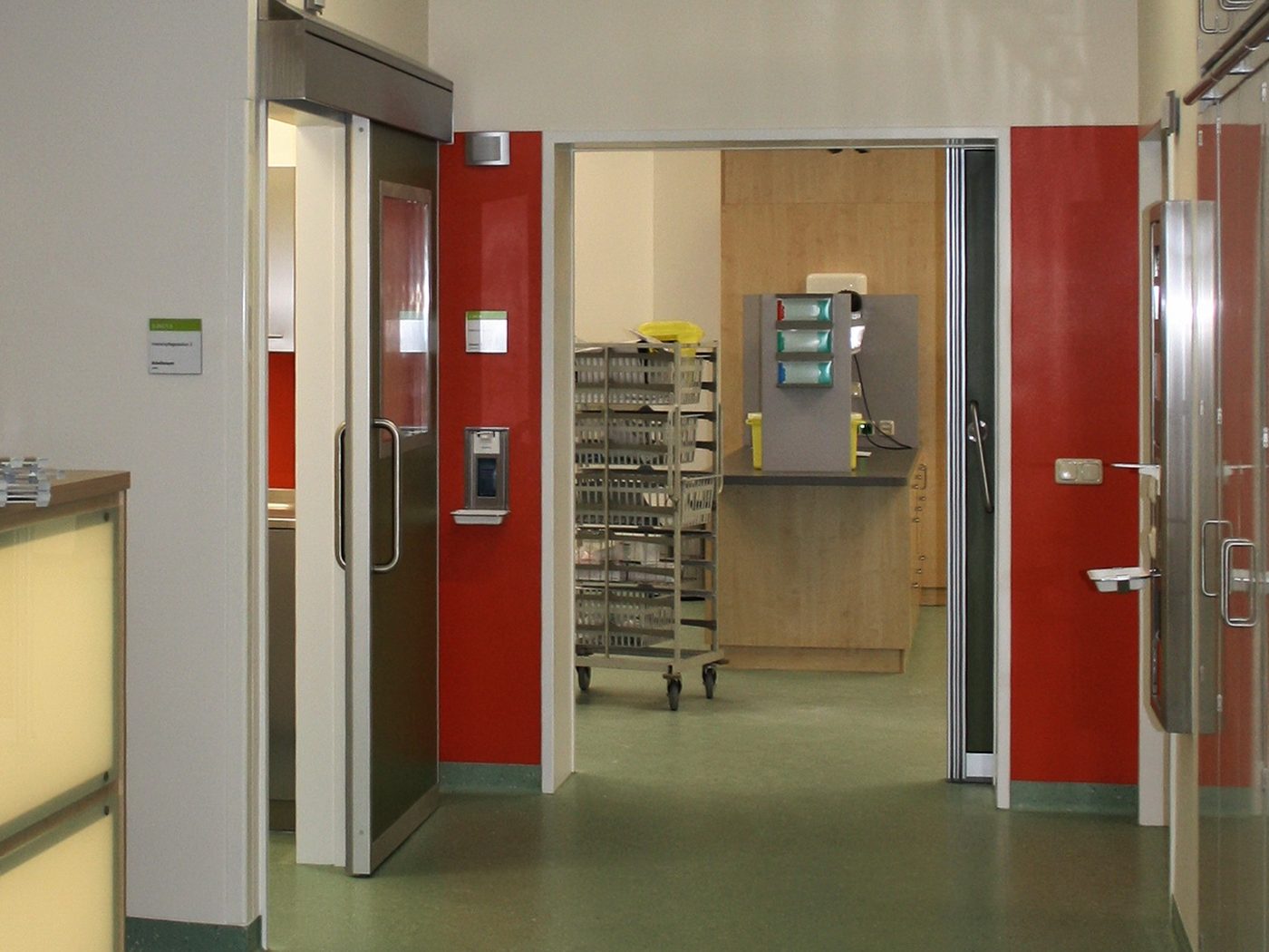 Flur der Intensivpflegestation 2 mit roten Türen
