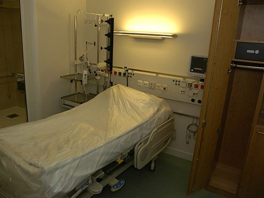 Patientenzimmer der Sicherheitssuite