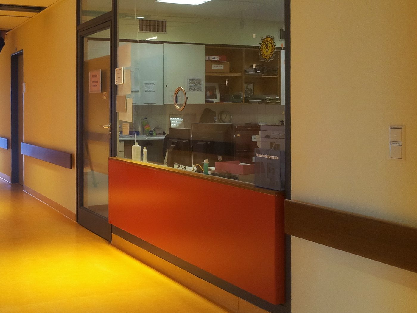 Stationsflur der Psychosomatik mit orangefarbenen Wänden