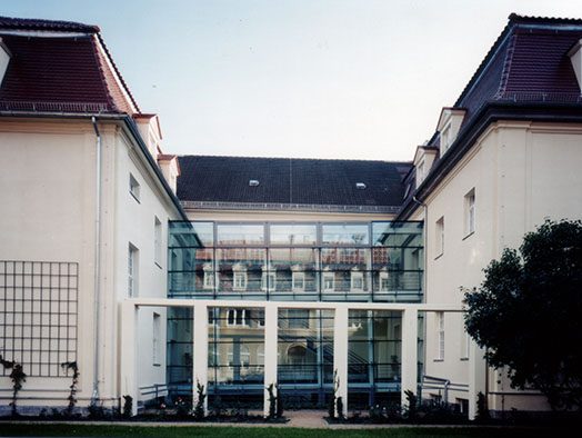 Innenhof der ESCP mit verglastem Verbindungsbau
