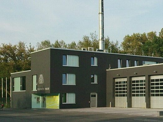 Feuerwache Pankow mit dunkler Fassade und Fahrzeughalle