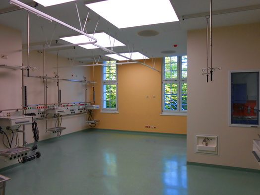 Intensivpflegezimmer mit Medizintechnik im DHZB