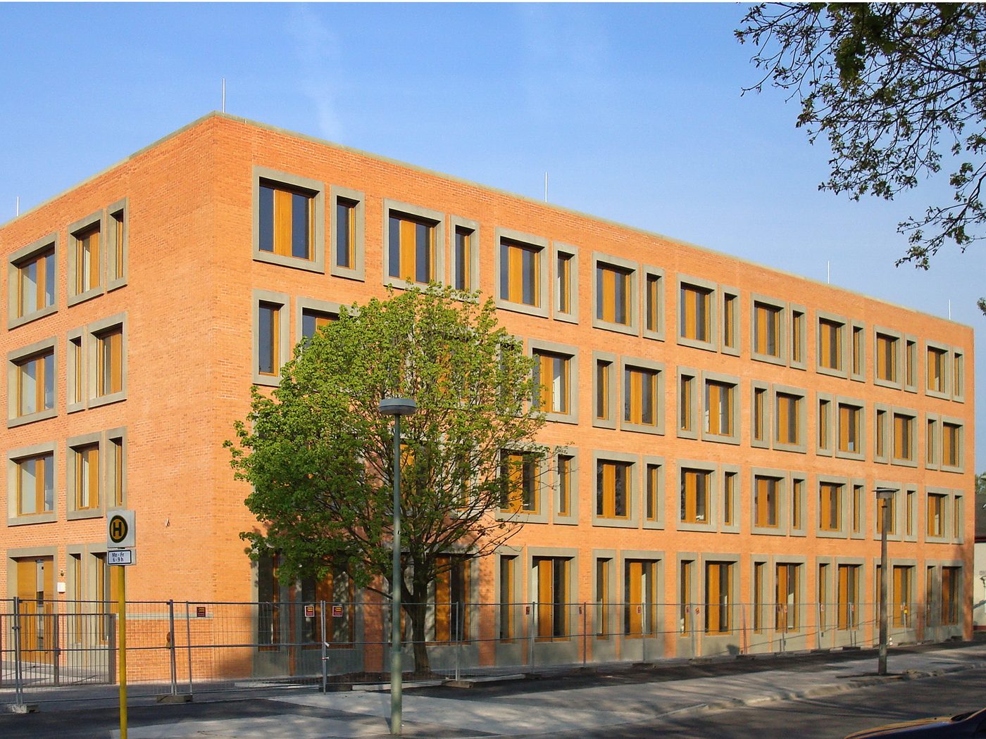 Oberstufenzentrum Bautechnik in Weißensee mit orangefarbener Klinkerfassade