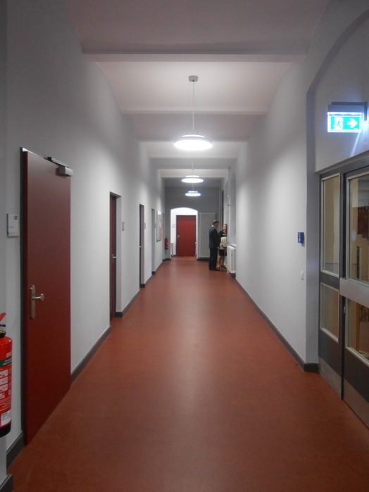 Flur der Verwaltungsakademie mit rotem Boden